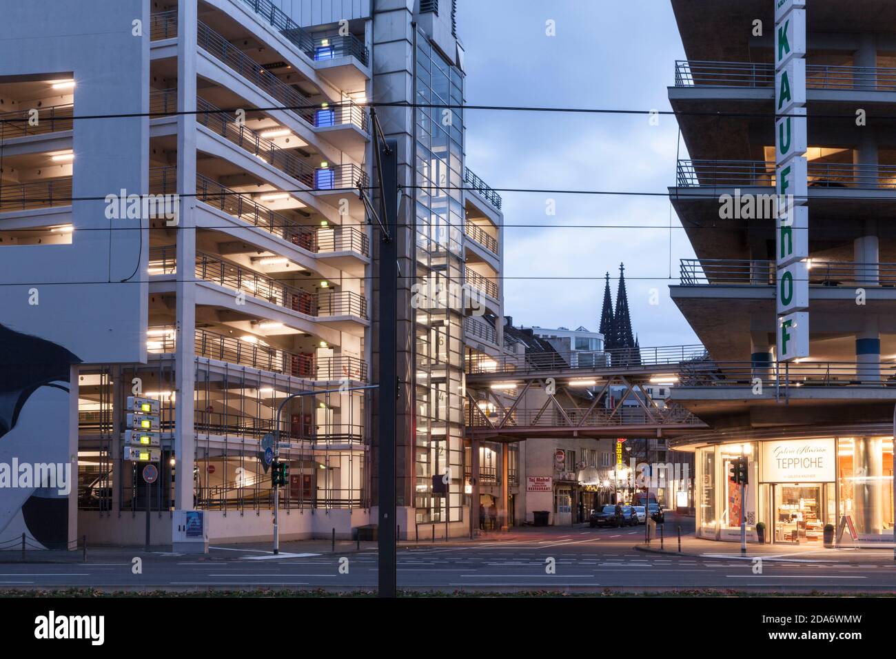 Parkhäuser des Kaufhof Kaufhofs in der Caecilienstraße, Blick auf das Katehdral, Köln, Deutschland. Parkhäuser des Kaufhofs an der Stockfoto
