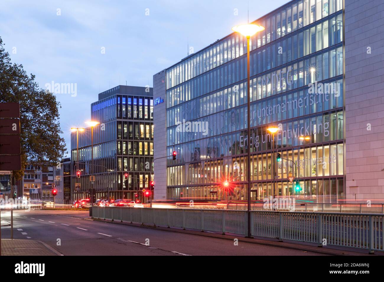 Beide Gebäude der Zentrale der KFW DEG - Deutsche Investitions- und Entwicklungsgesellschaft mbH Stockfoto