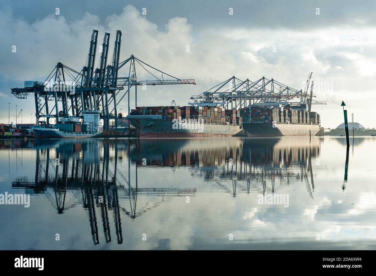 Southampton, Großbritannien, 10. November 2020. Atemberaubende Reflexionen von Containerschiffen, die an den Docks von Southampton mit Fracht beladen werden, werden auf die noch morgendlichen Gewässer des River Test geworfen. Kredit: Morten Watkins/Alamy Live Nachrichten Stockfoto