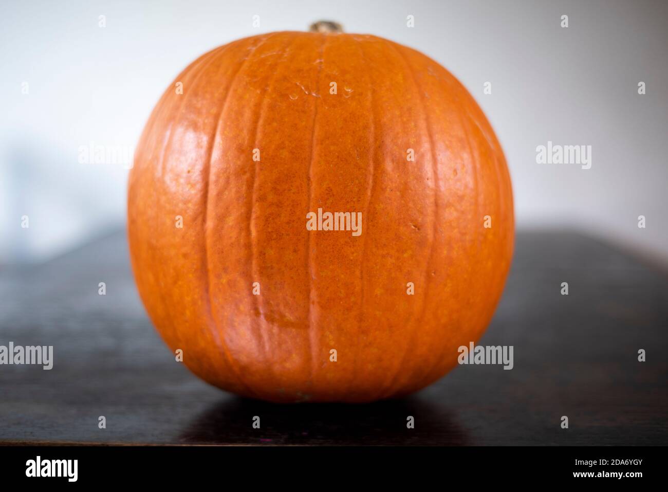 Drei Kürbisse auf einem Tisch - Vorbereitung für Halloween-Schnitzen Halloween Laternen Stockfoto