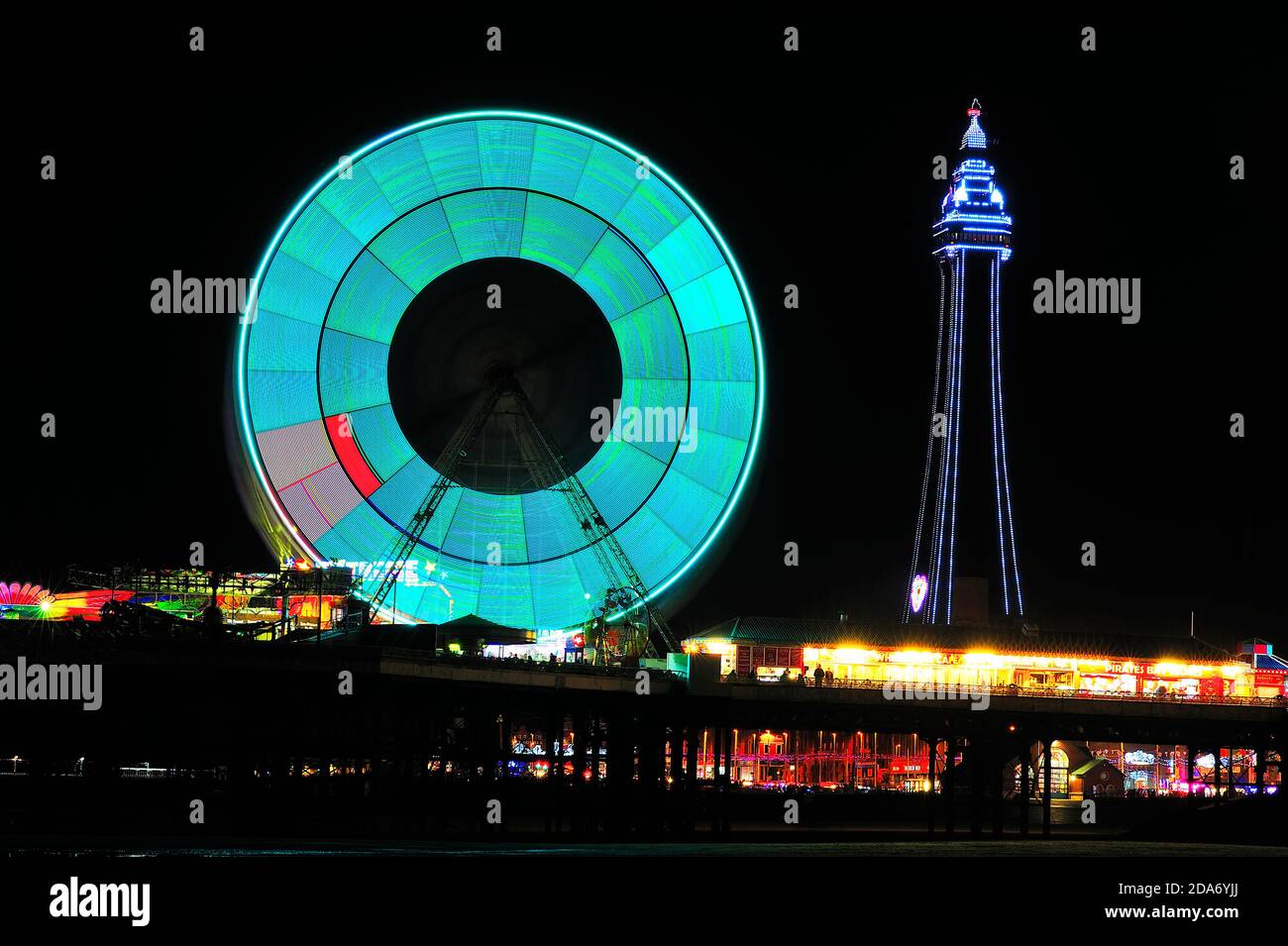 Die vielen Farben des Blackpool Tower und das Riesenrad Nachts während der jährlichen Beleuchtung Stockfoto