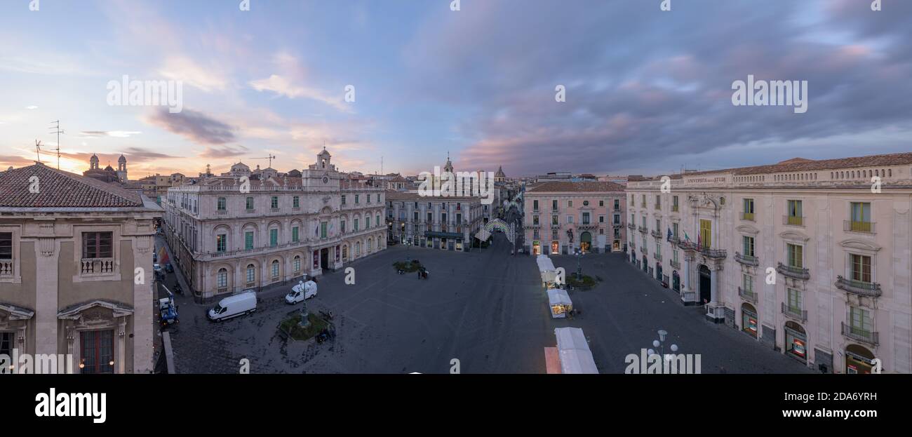 Luftaufnahme des Universitätsplatzes oder der Piazza Universita, mit sizilianischen barocken Gebäuden, Kirchen und Dächern, Sonnenuntergang Himmel in Catania Stockfoto