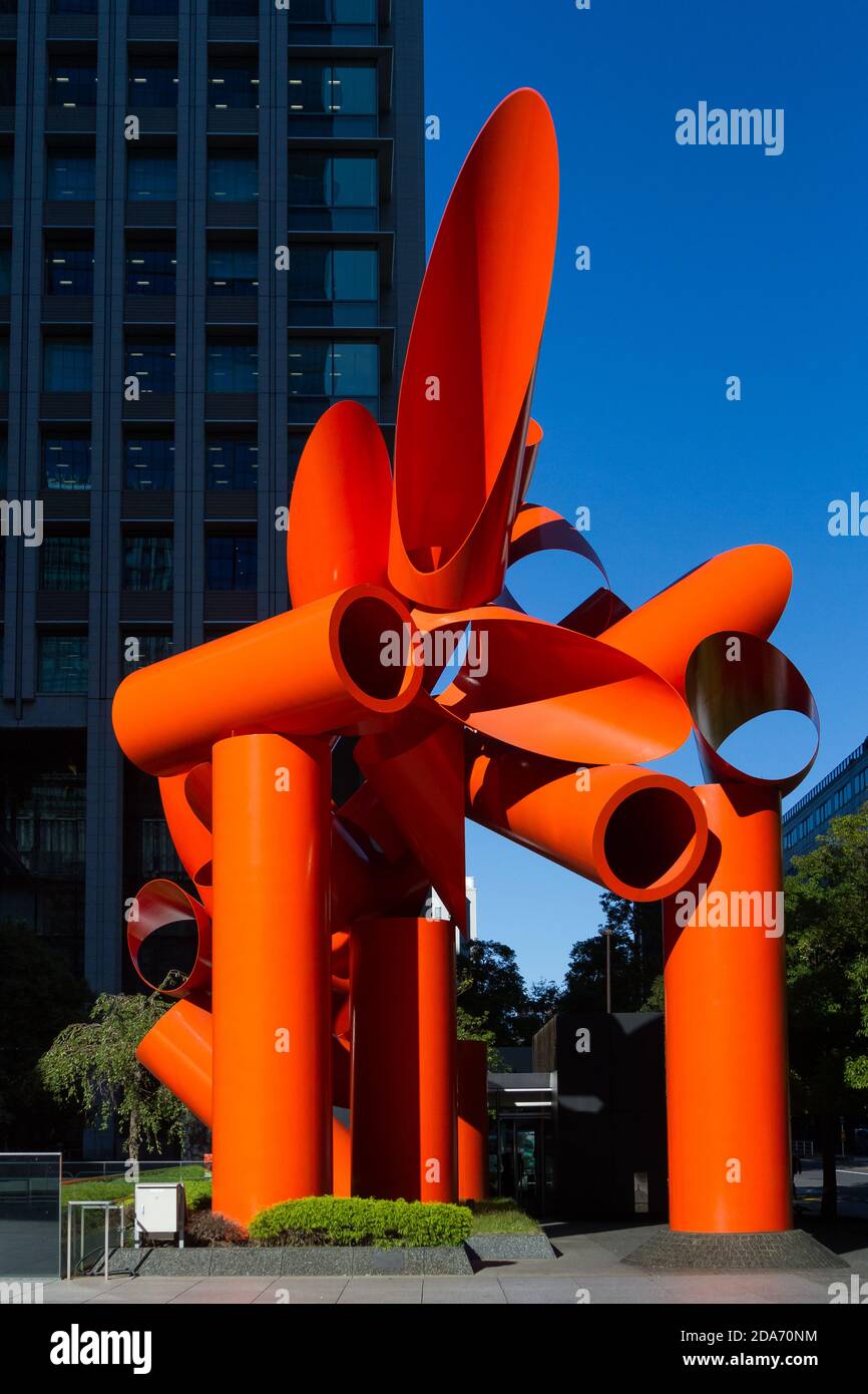Die Iliad Japan Skulptur von Alexander Semeonovitch Liberman in Sankei Plaza, Otemachi, Tokio, Japan. Stockfoto