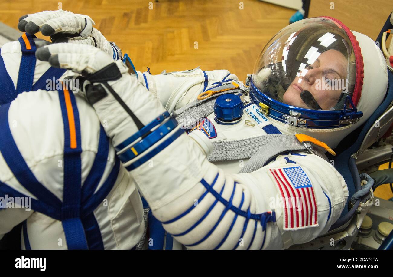 BAIKONUR COSMODRONE, KASACHSTAN - 28. September 2020 - ISS Expedition 64 NASA-Astronautin Kate Rubins wird beim Sokol-Anzugdruck-Checke gesehen Stockfoto