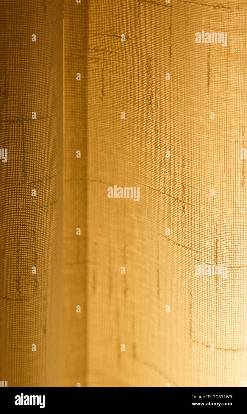 Licht kommt durch einen durchsichtigen Vorhang aus Baumwollspitze. Abstrakter Vollbildhintergrund. Stockfoto