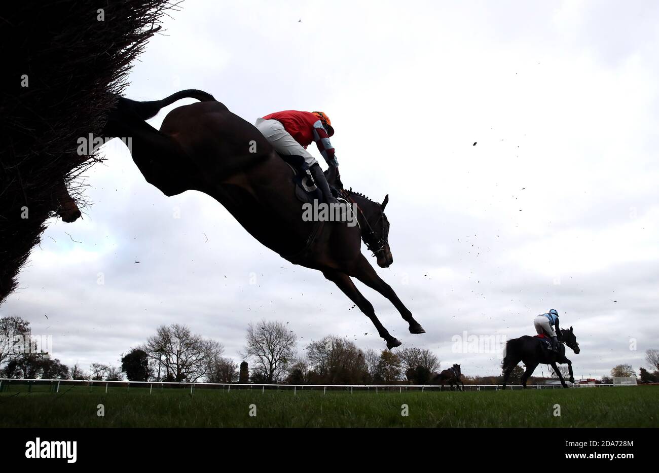 Loco Coco und Jockey Charlie Price räumen einen Zaun in der tote.co.uk zehn Novizen 'Handicap Chase auf Huntingdon Rennbahn folgen. Stockfoto