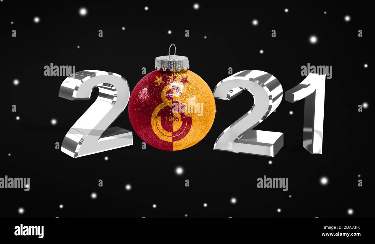 Frohes neues Jahr 2021, Flagge Galatasaray S.K. auf einem  weihnachtsspielzeug, Dekorationen isoliert auf dunklem Hintergrund.  Kreatives weihnachtskonzept Stockfotografie - Alamy