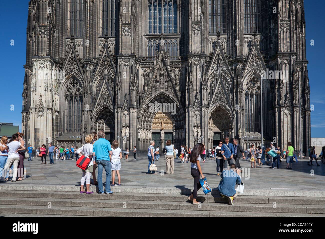 Geographie / Reisen, Deutschland, Nordrhein-Westfalen, Köln, Touristen zur Domplatte vor Co, Additional-Rights-Clearance-Info-Not-available Stockfoto