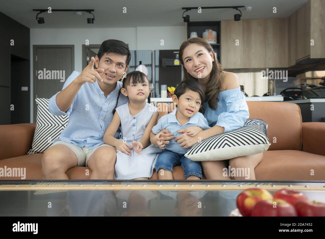 Asiatische glückliche Familie sitzen und Fernsehen im Wohnzimmer zu Hause und verbrachte die Zeit miteinander für Aktivität im Urlaub Tag, Urlaub, happi Stockfoto