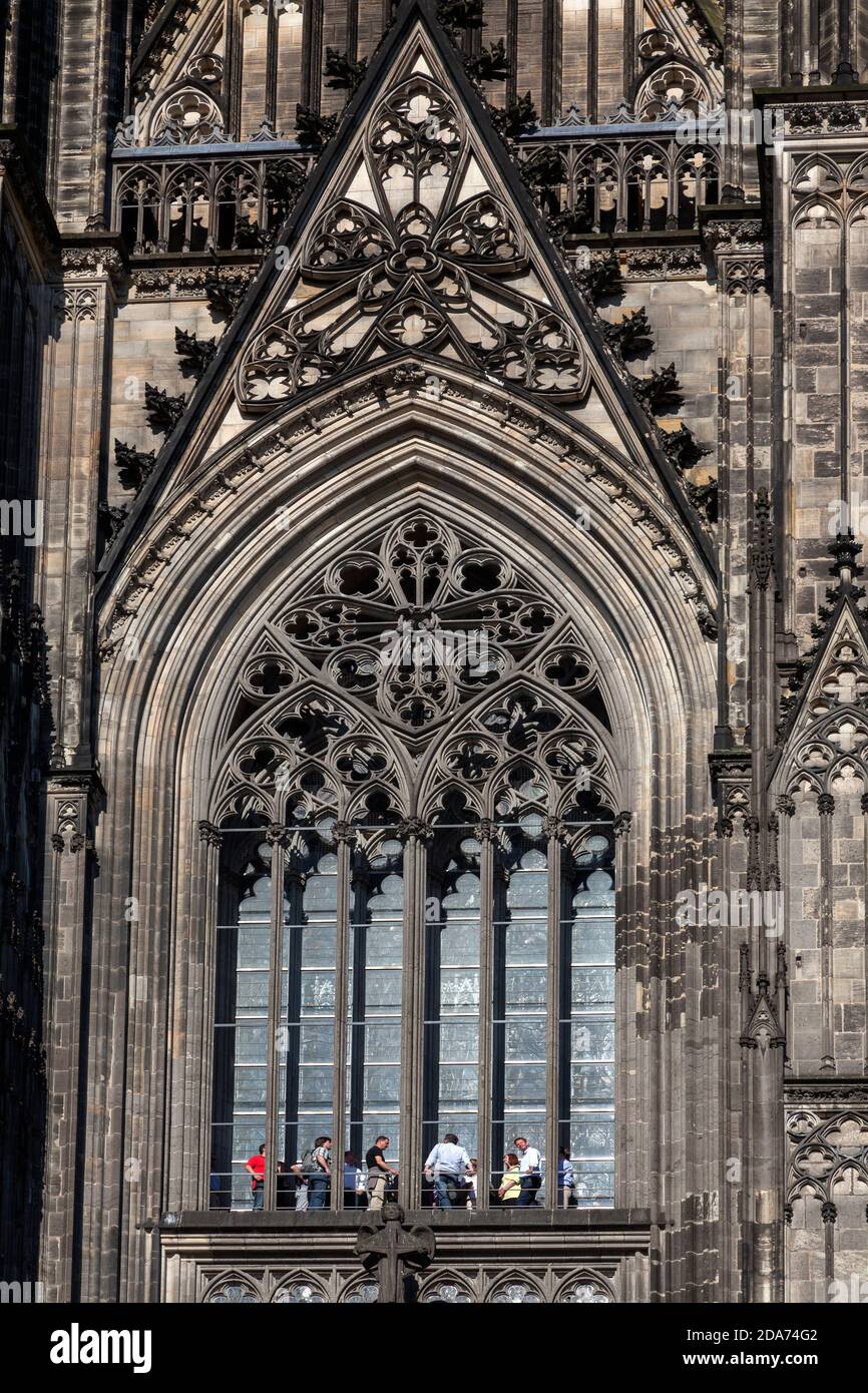 Geographie / Reisen, Deutschland, Nordrhein-Westfalen, Köln, Touristen am Fenster des Kölner do, Additional-Rights-Clearance-Info-not-available Stockfoto