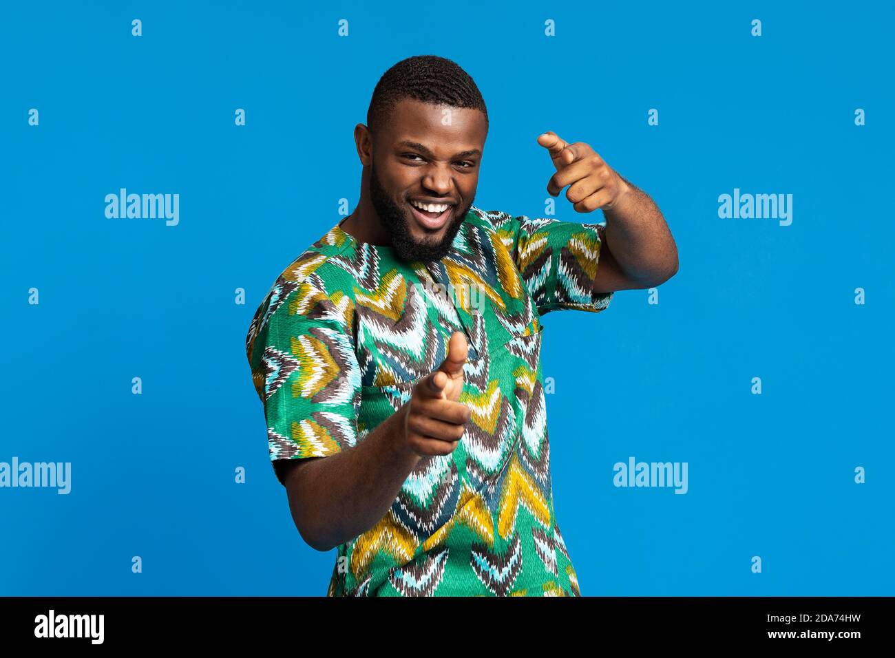 Glücklich afroamerikanischen Kerl Vorführung traditionelle helle Kleidung Stockfoto
