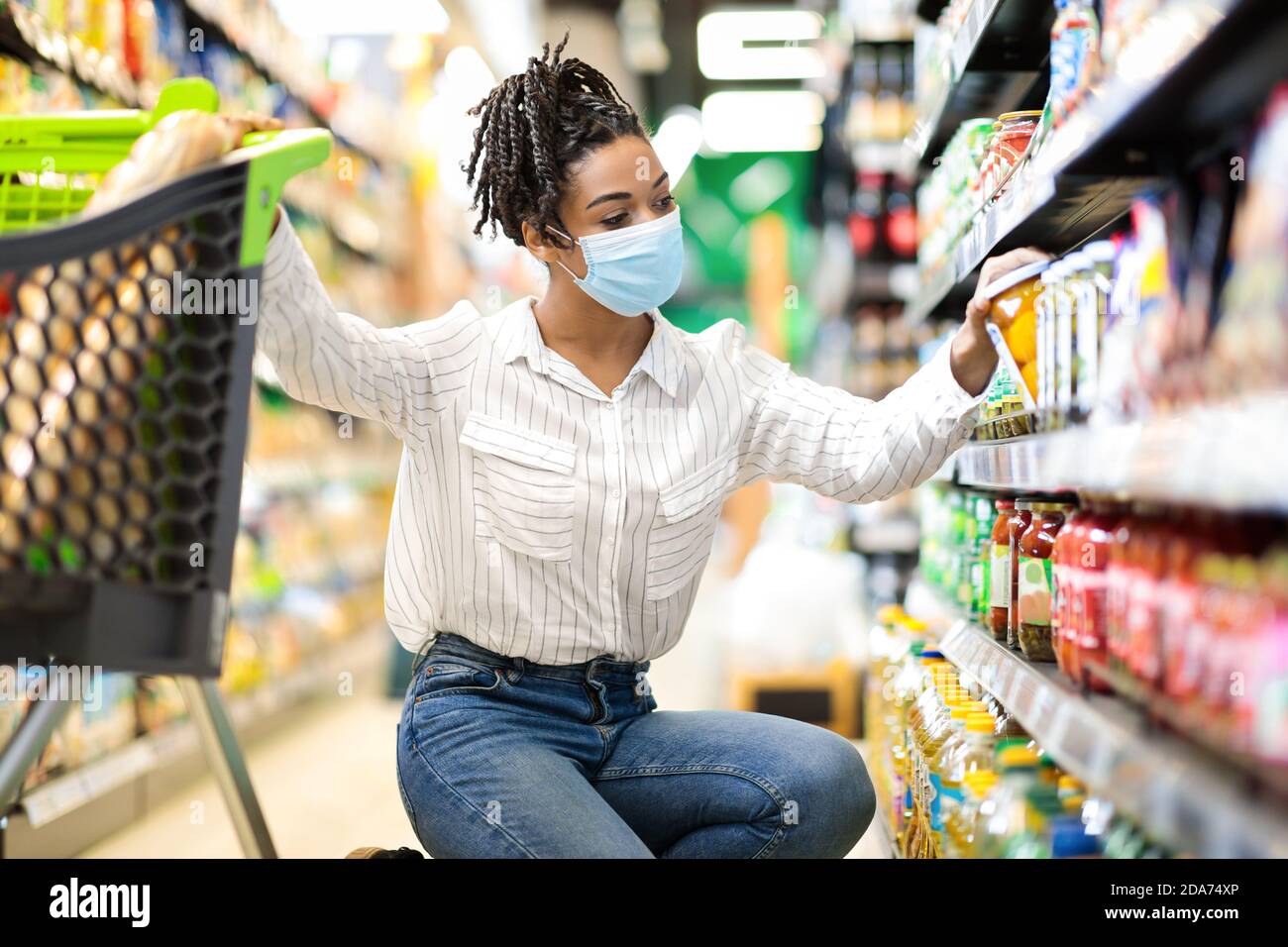 Junge Afrikanische Frau Tun Lebensmittelgeschäft Einkaufen Im Supermarkt Stockfoto
