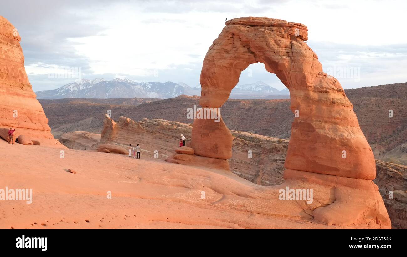 Delicate Arch ist ein 52 16 m hoher, freistehender Naturbogen im Arches National Park in der Nähe von Moab in Grand County, Utah, USA. Stockfoto