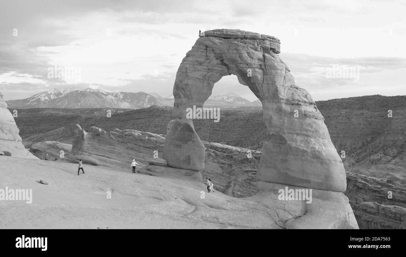 Delicate Arch ist ein 52 16 m hoher, freistehender Naturbogen im Arches National Park in der Nähe von Moab in Grand County, Utah, USA. Stockfoto
