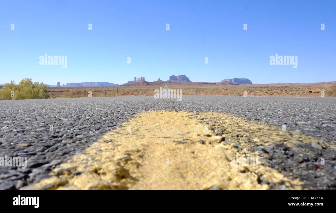 Wurm's Eye Ansicht von Highway 163 mit gelber Linie, Utah Stockfoto