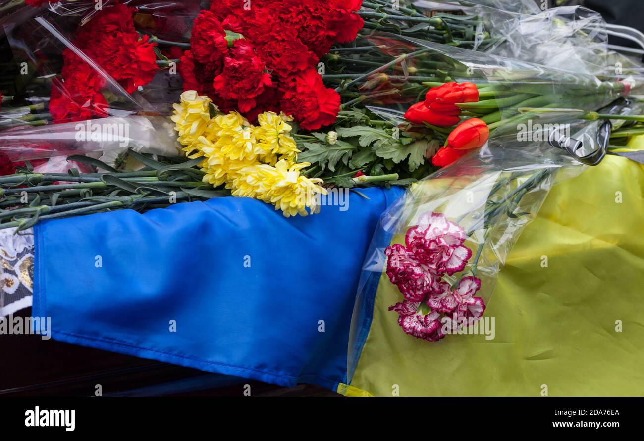 CHARKOW, UKRAINE - 2. März 2014: Begräbnis eines Evromaydan-Aktivisten, der während der Massenproteste in Kiew getötet wurde Stockfoto