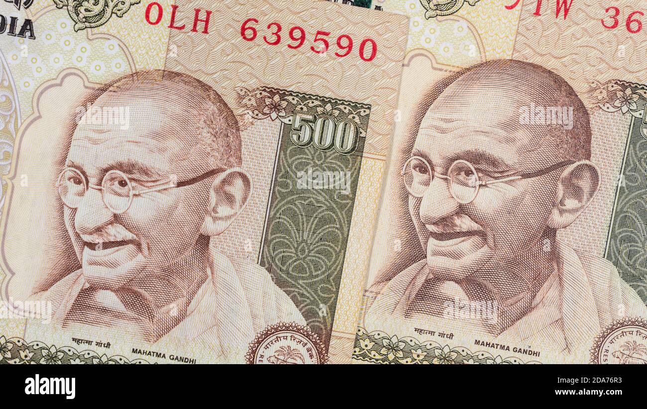 Nahaufnahme der indischen Rupie-Banknoten. Für die indische Wirtschaft, indische Währung, Gandhi, Indien Inflation. Banknote im alten Stil mit 500 Rupien. Stockfoto