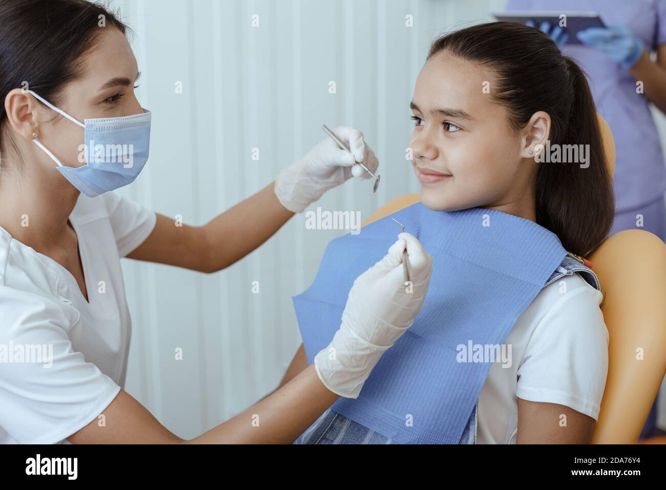 Prävention von Zahnkaries und routinemäßige medizinische Untersuchung Stockfoto