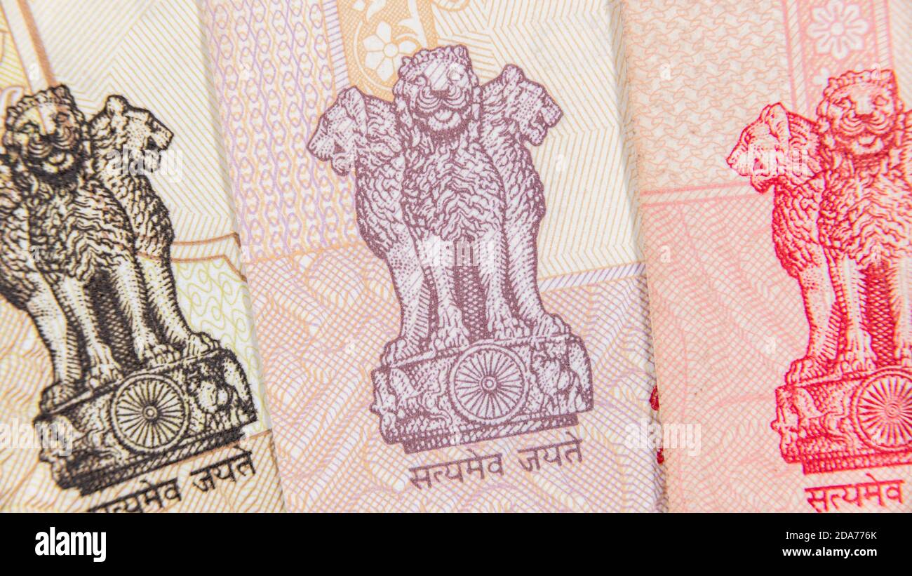 Nahaufnahme der indischen Rupie-Banknoten. Für Indien Wirtschaft, indische Währung, Indien drei Löwen Logo / Staatswappen von Indien. Alter Stil 10 , 20, 500 Rubine. Stockfoto