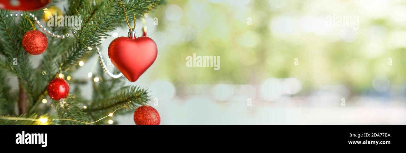 Frohe Weihnachten und glückliches neues Jahr Konzept, Closeup Weihnachtsball mit Bokeh, Weihnachten Urlaub Hintergrund. Stockfoto
