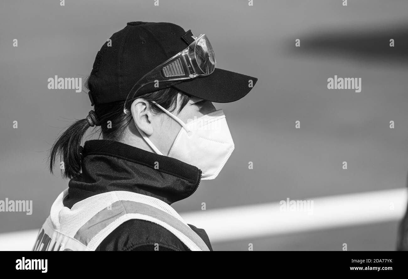 Kiew, Ukraine - 13. April 2020: Nationaler Polizeibeamter in einer Schutzmaske kontrolliert den Eingang zum Kiewer Pechersk Lavra während der Quarantäne wegen der Coronavirus-Epidemie Stockfoto