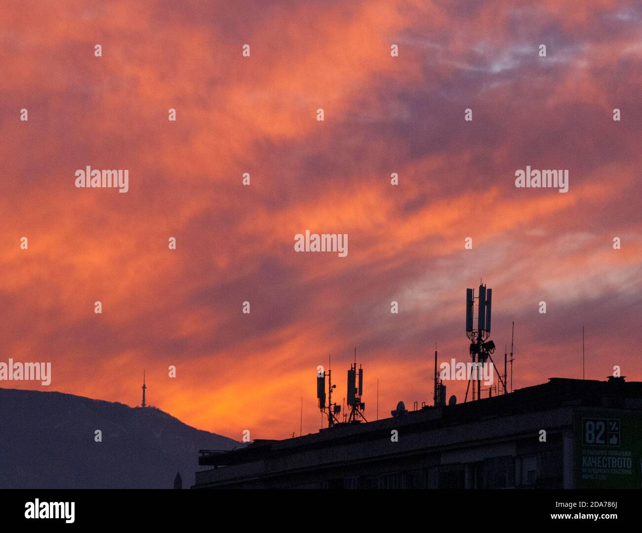Handyantenne und rote Wolken. Stockfoto