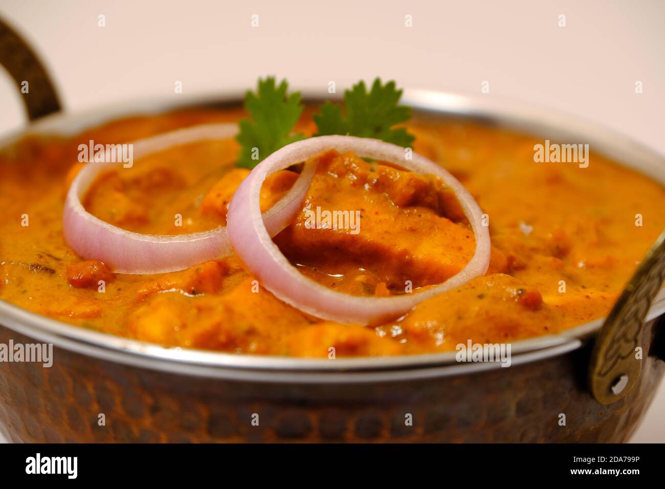 Paneer Butter Masala oder Cheese Cottage Curry, beliebtes indisches Mittag-/Abendessen in Kupfermessingschale Stockfoto