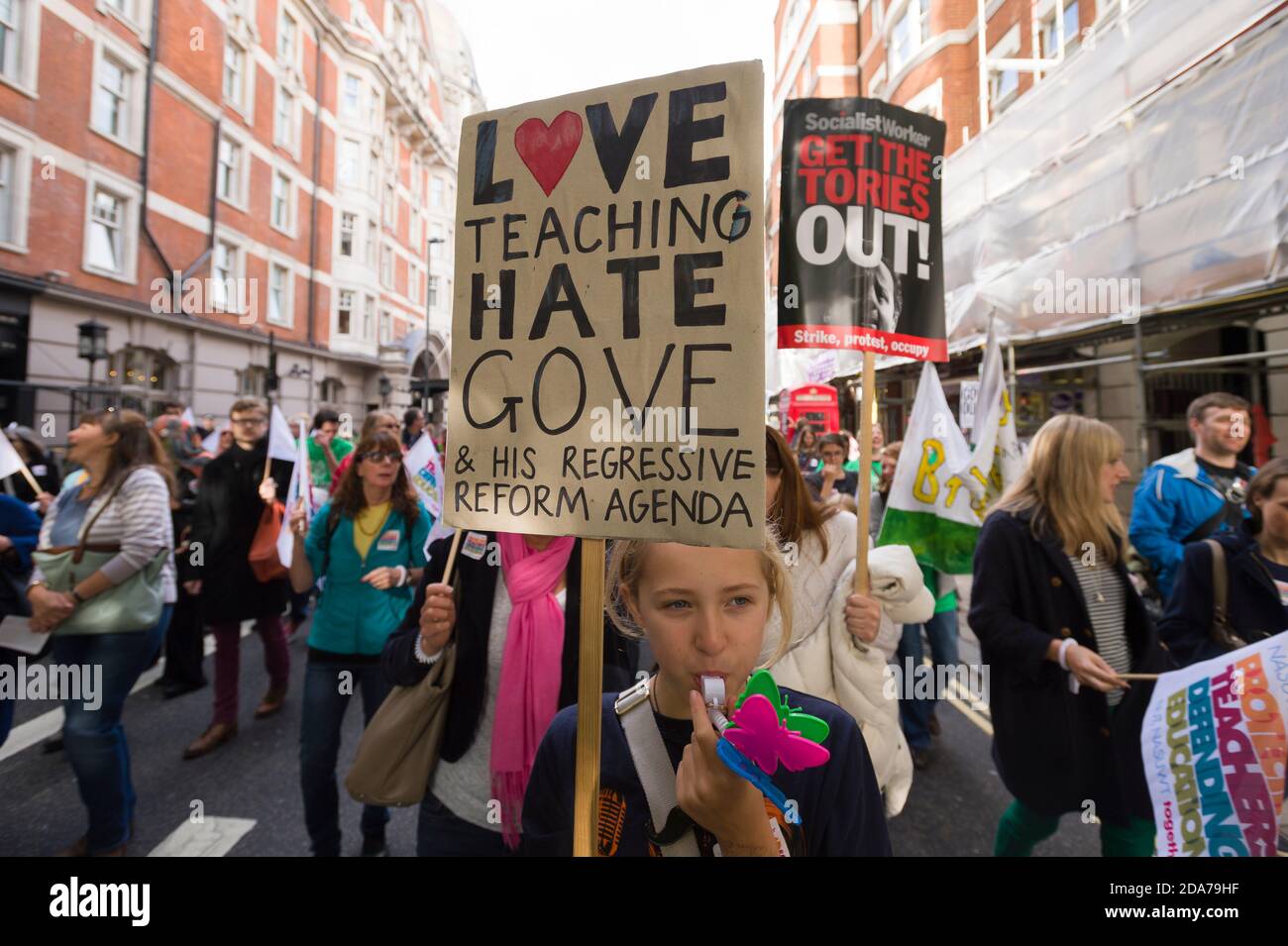 Marsch gegen die Regierungsreformen im Bildungssystem, durch den Bildungsminister Michael Gove. Der marsch fiel mit dem nationalen Lehrerstreik zusammen, der von den Lehrergewerkschaften organisiert wurde, um dagegen zu protestieren, das nationale Lohnsystem und die Änderungen ihrer Arbeitsbedingungen und Renten zu demontieren. Bloomsbury Street, London, Großbritannien. 17. Oktober 2013 Stockfoto