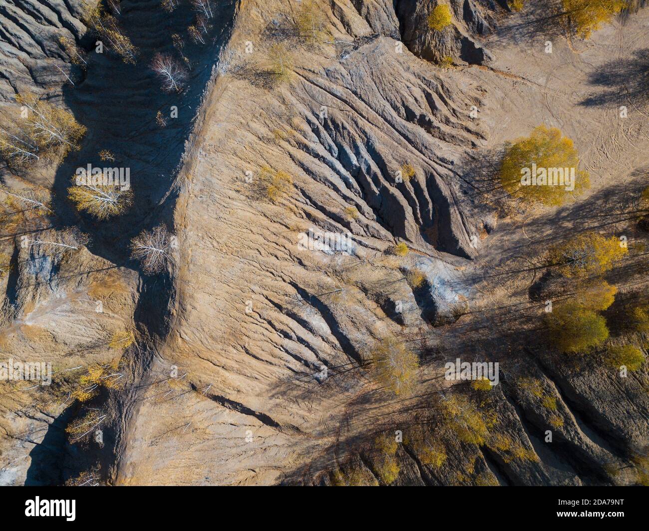 Ausgefallene und ungewöhnliche Herbst-Luftlandschaft der Romanzev-Berge mit blauen Seen, gelben Bäumen und Schlammerosion sieht aus wie fremde Oberfläche des Mars. Russland Stockfoto