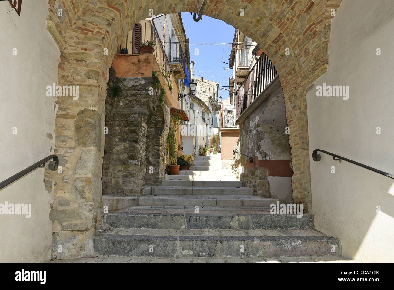 Eine schmale Straße zwischen den alten Häusern von San Bartolomeo in Galdo, einem ländlichen Dorf in der Region Kampanien, Italien. Stockfoto