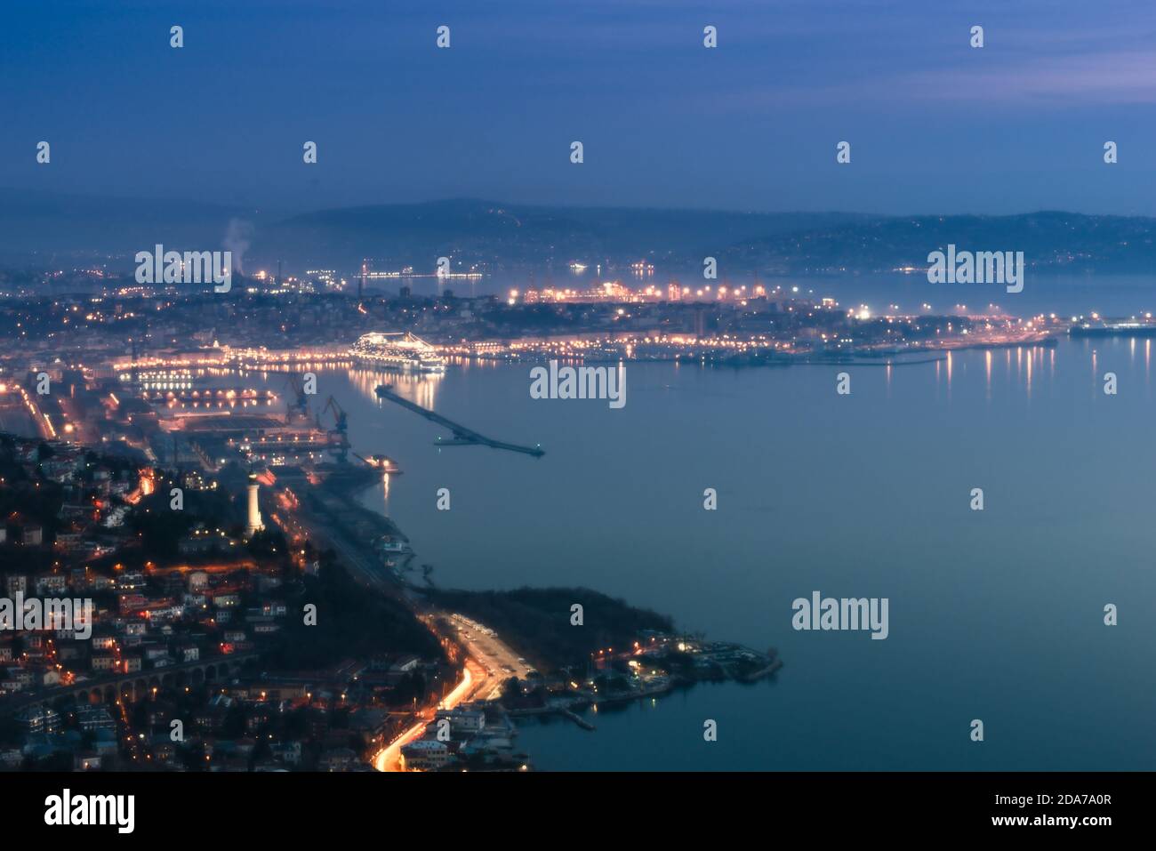 Ein Stadtbild von Triest in Italien am Abend Stockfoto