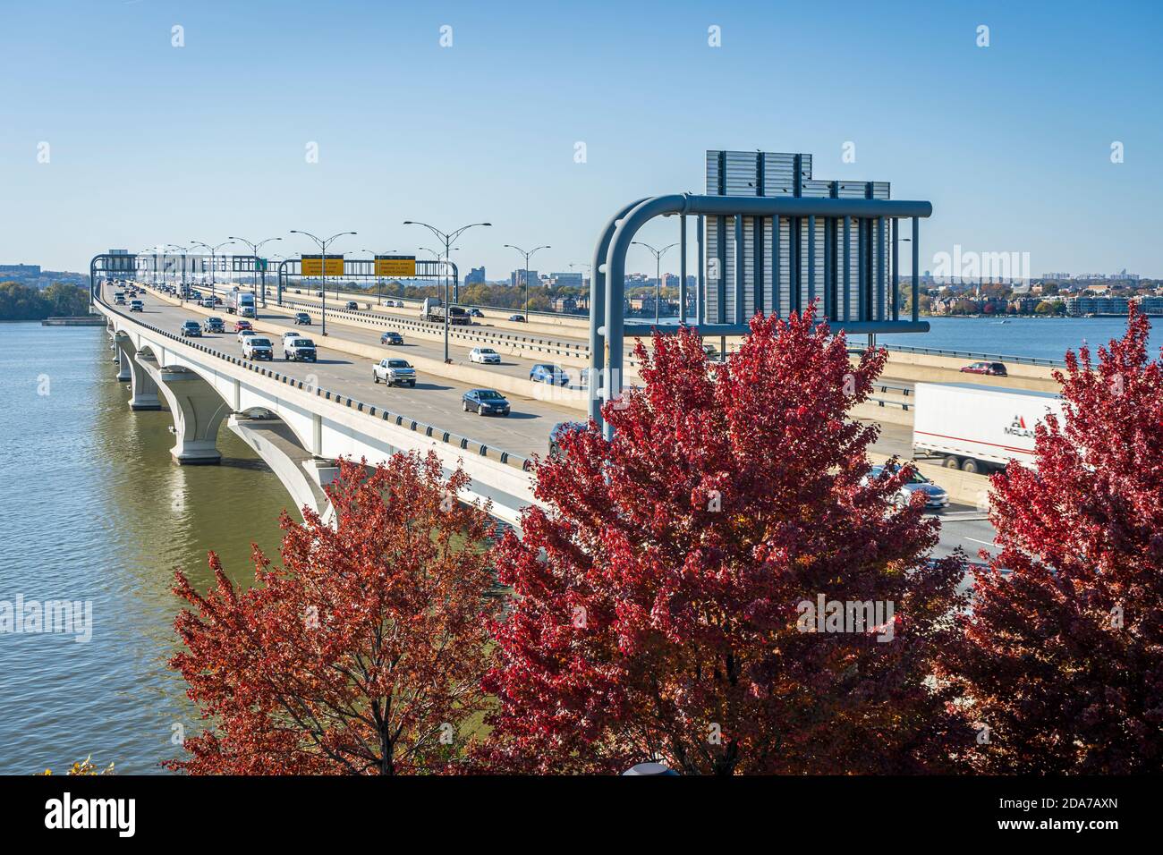 Beobachten Sie die Pendler, wie sie die Woodrow Wilson Bridge überqueren, Alexandria, Virginia verlassen und in den Bundesstaat Maryland reisen. Stockfoto