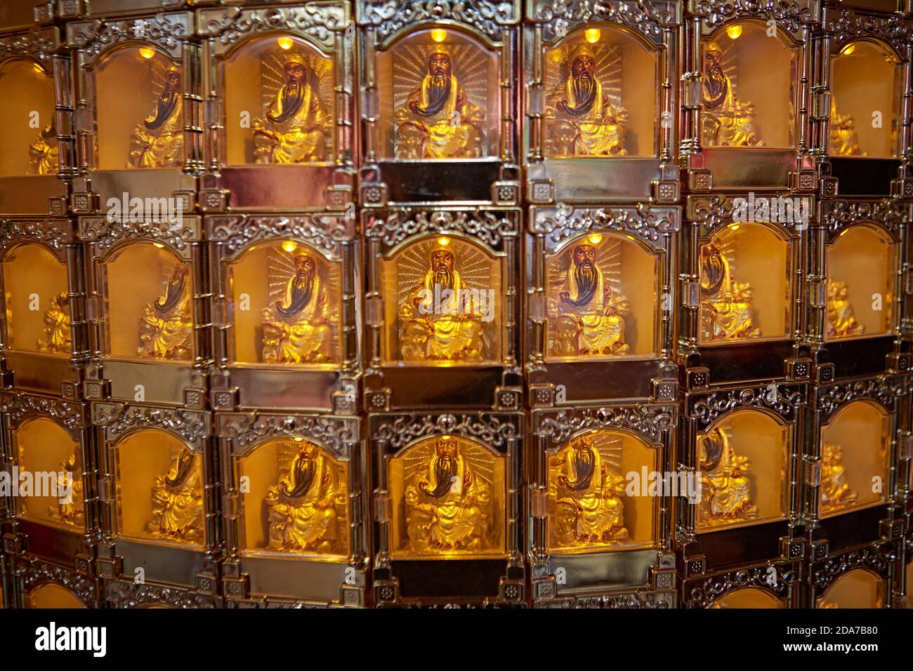 Kuala Lumpur, Malaysia, Februar 2016. Bilder von Guandi, dem taoistischen Gott des Krieges und der Literatur zum Verkauf im Kuan Ti Tempel. Stockfoto