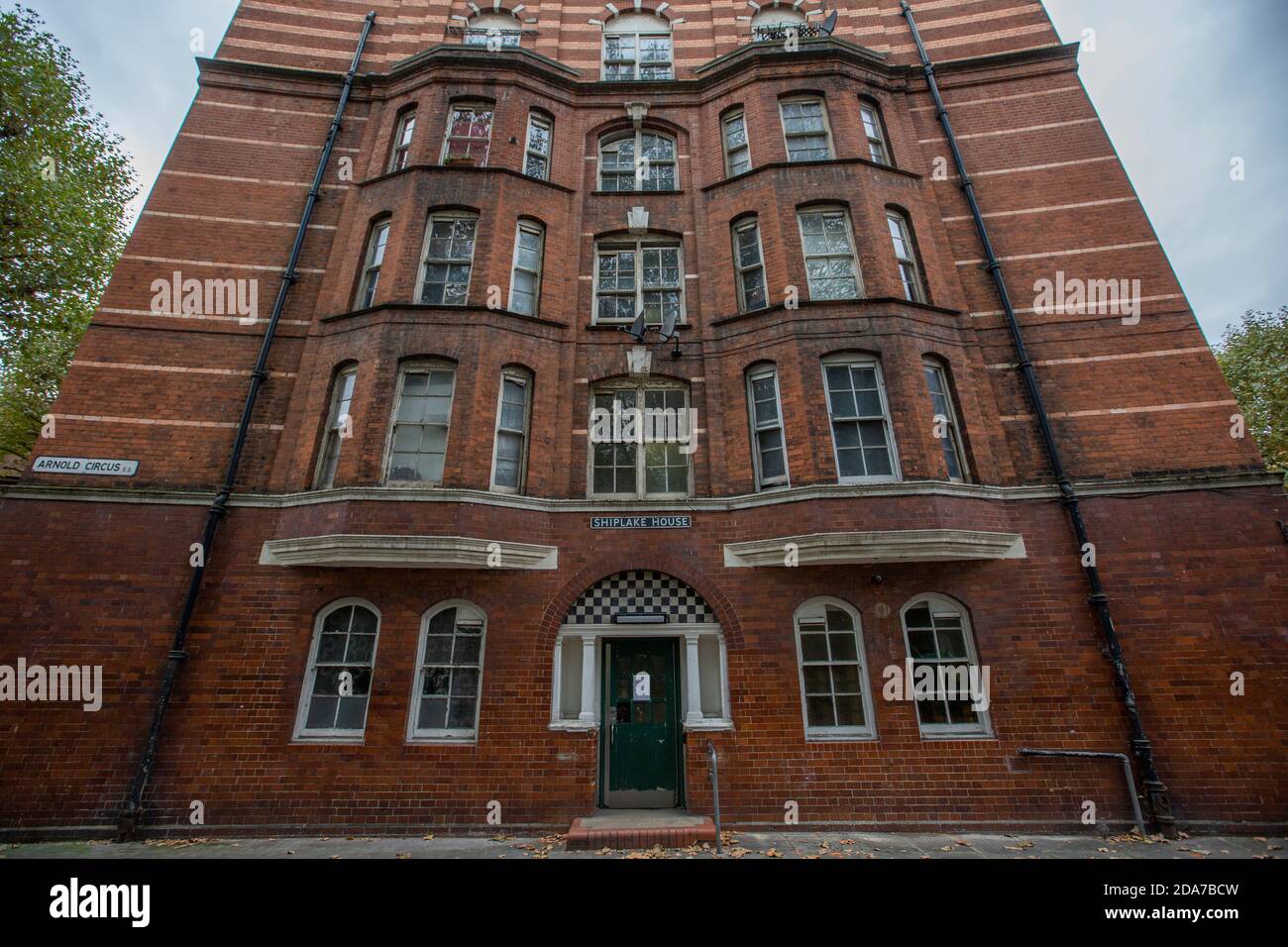 Lokale Leute, darunter Dan Cruickshank im historischen Arnold Circus, protestieren, um das Wahrzeichen vor Entwicklern zu retten, die die Bürgersteige modernisieren, London Stockfoto