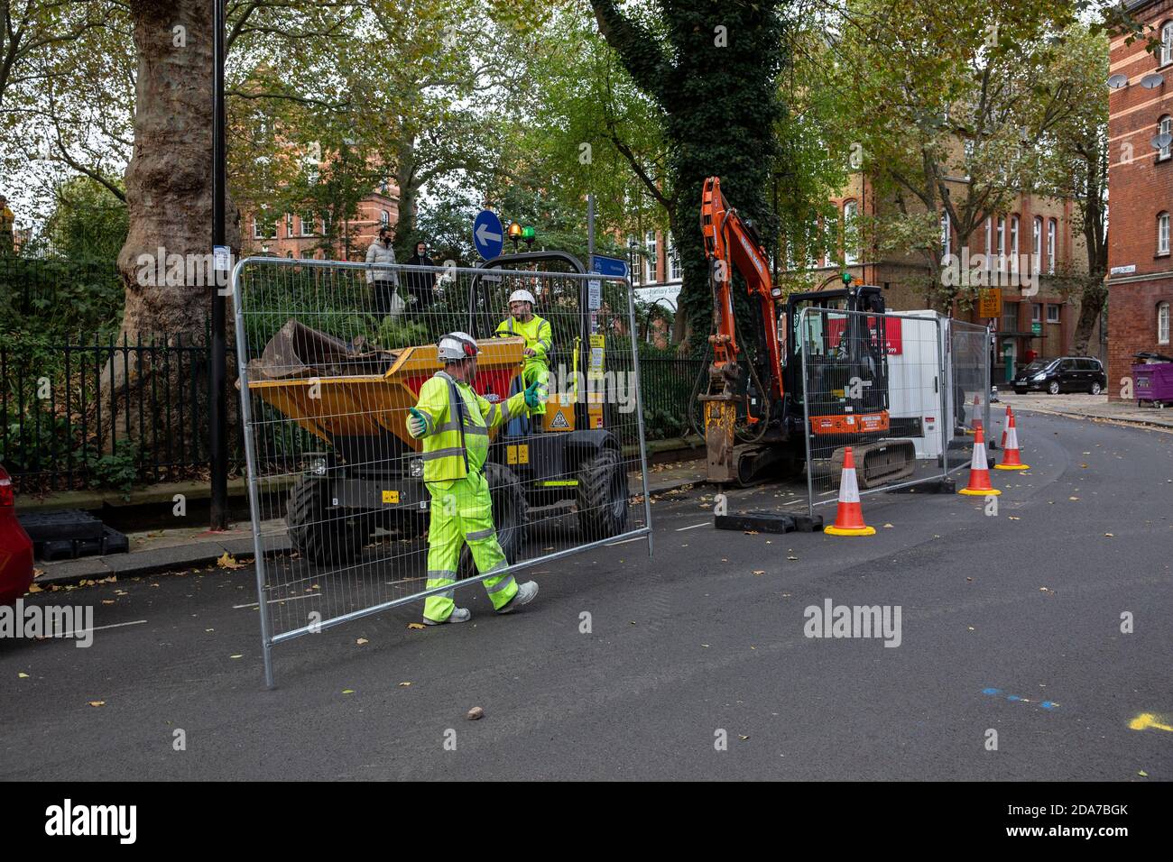 Lokale Leute, darunter Dan Cruickshank im historischen Arnold Circus, protestieren, um das Wahrzeichen vor Entwicklern zu retten, die die Bürgersteige modernisieren, London Stockfoto