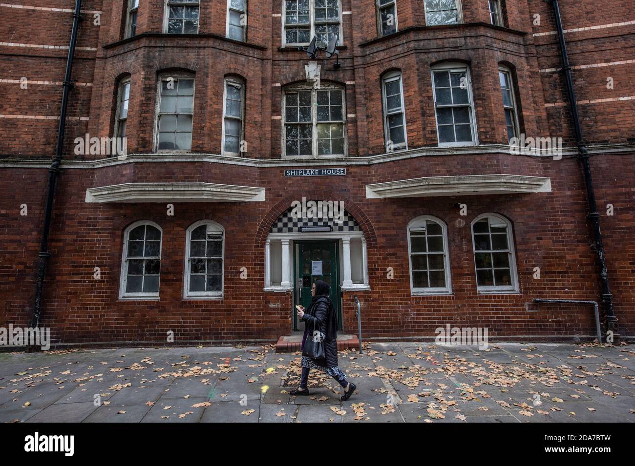 Lokale Leute, darunter Dan Cruickshank im historischen Arnold Circus, protestieren, um das Wahrzeichen vor Entwicklern zu retten, die die Bürgersteige modernisieren, London Stockfoto