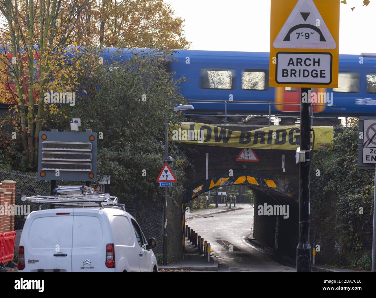 Lower Downs Road, Wimbledon, London, Großbritannien. 10. November 2020. Ein Network Rail Bericht zeigt diese Wimbledon Eisenbahnbrücke als eine der „am meisten gehetzten“ in London, kommt in der 2. Und schlug 11 mal in 2019-20. Es ist auch 10. Gleich am meisten in Großbritannien Bashed. Über dieser schmalen Bogenbrücke befinden sich vier Gleise, zwei für Pendlerzüge und zwei für Expresszüge von und nach London Waterloo im Südwesten Englands. Quelle: Malcolm Park/Alamy Live News. Stockfoto