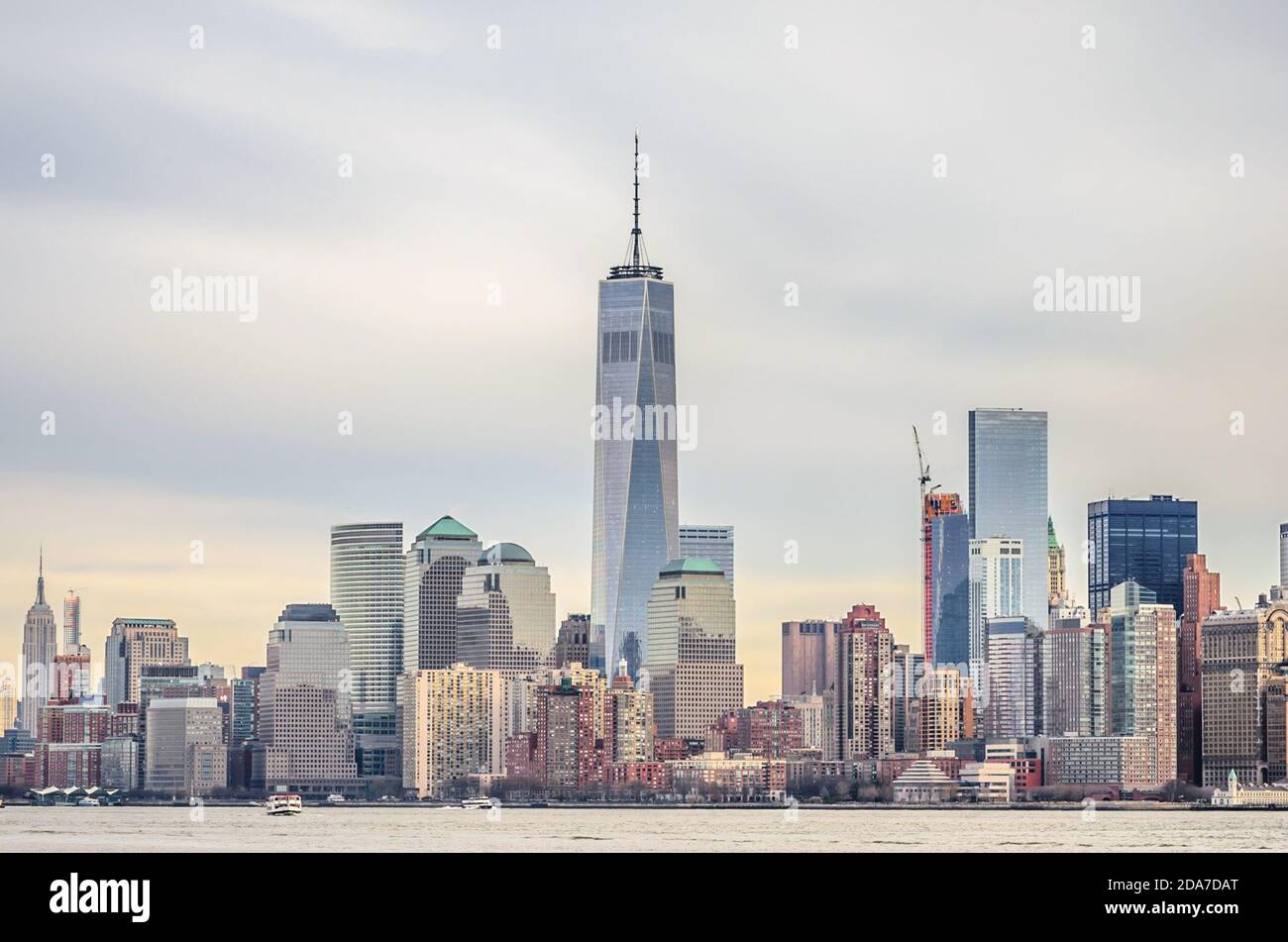 Stadtbild Von Manhattan. Die größte Metropolregion der Welt. Freedom Tower und futuristische Wolkenkratzer. Aufnahme von Ellis Island. Stockfoto