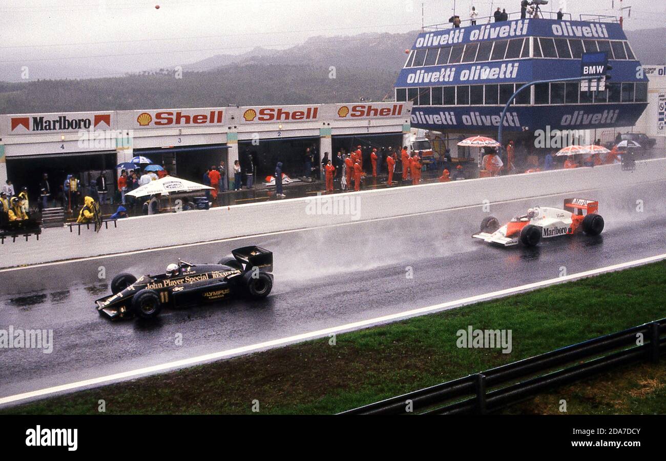Elio de Anegis Lotus-Renault führt Alain Prost im Mvlaren-Tag beim Großen Preis von Portugal 1985 Estoril an. Stockfoto