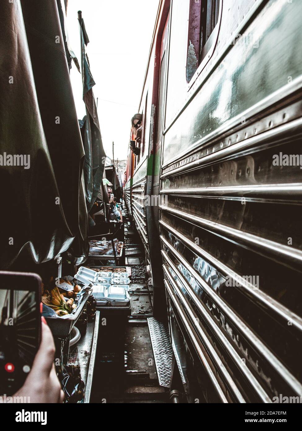 Maeklong Bahnmarkt in Thailand, in der Nähe von Bangkok. Das Bild wurde aufgenommen, als der Zug durch den Markt fuhr. Stockfoto