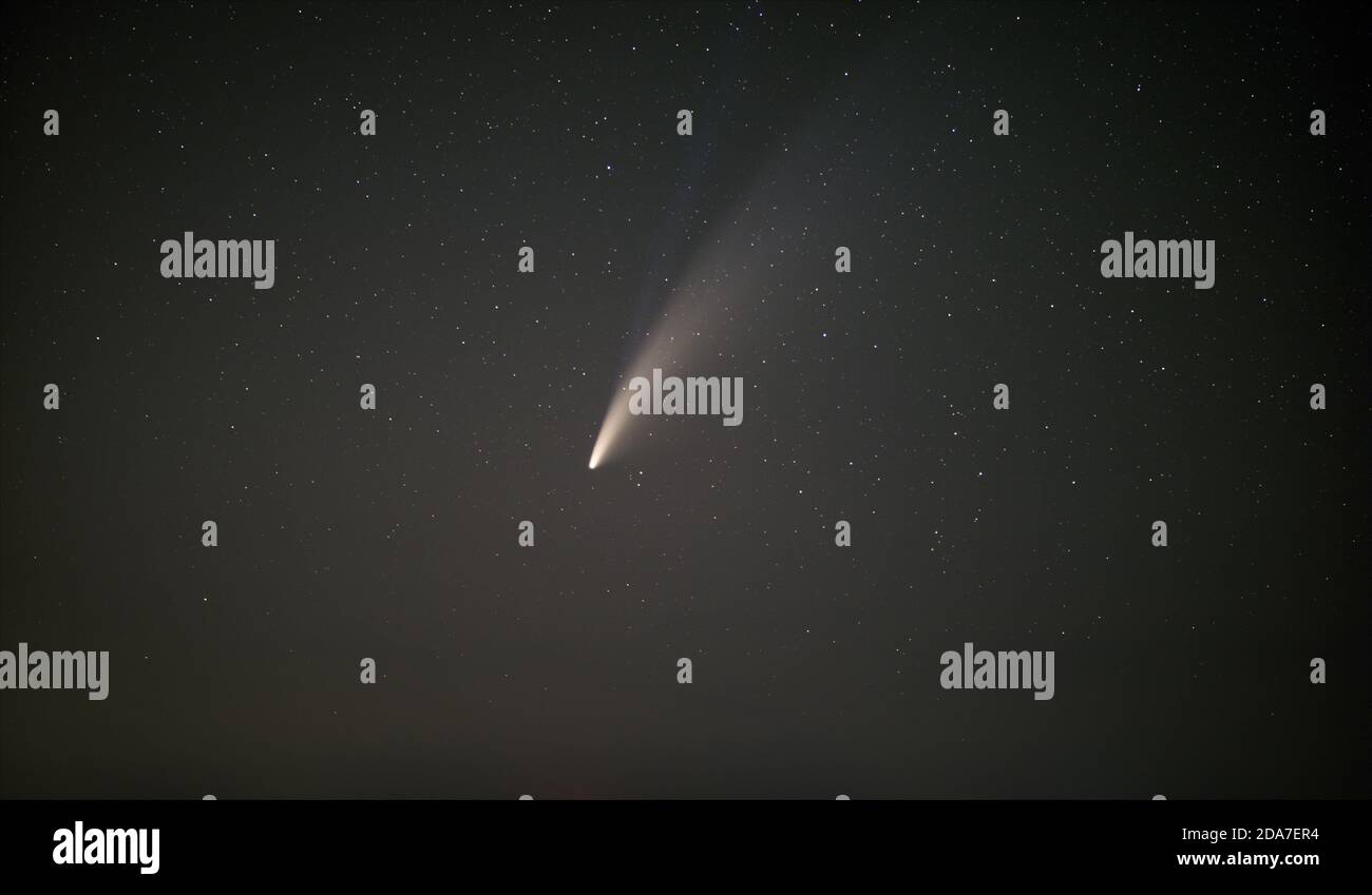 Der Komet Neowise offiziell bekannt als C2020 F3 zeigt seine Blaue ionische Geschichte Stockfoto