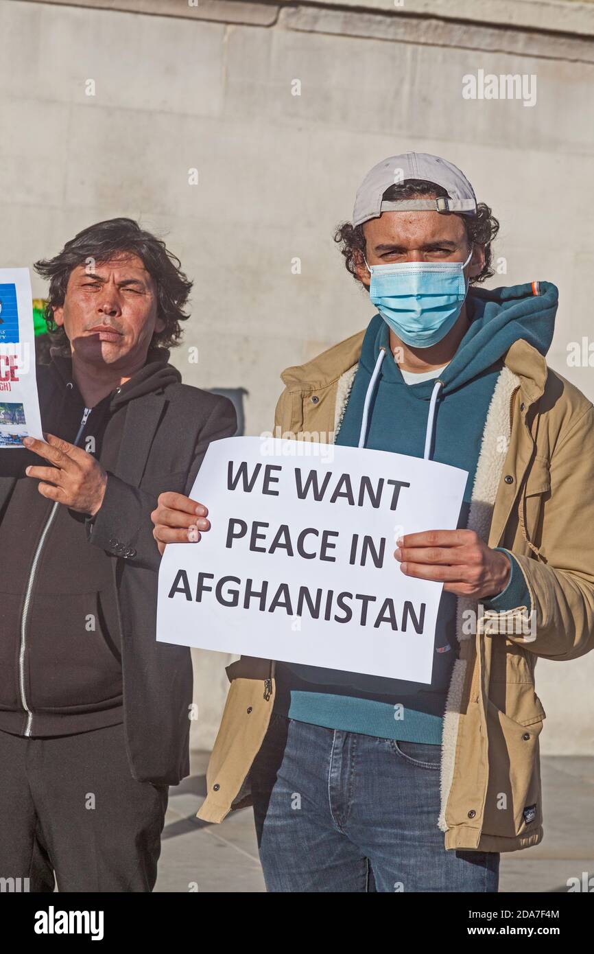 London, Westminster. Eine Versammlung von Aktivisten für Frieden in Afghanistan, die ihre Botschaft auf den Trafalgar Square bringen. Stockfoto