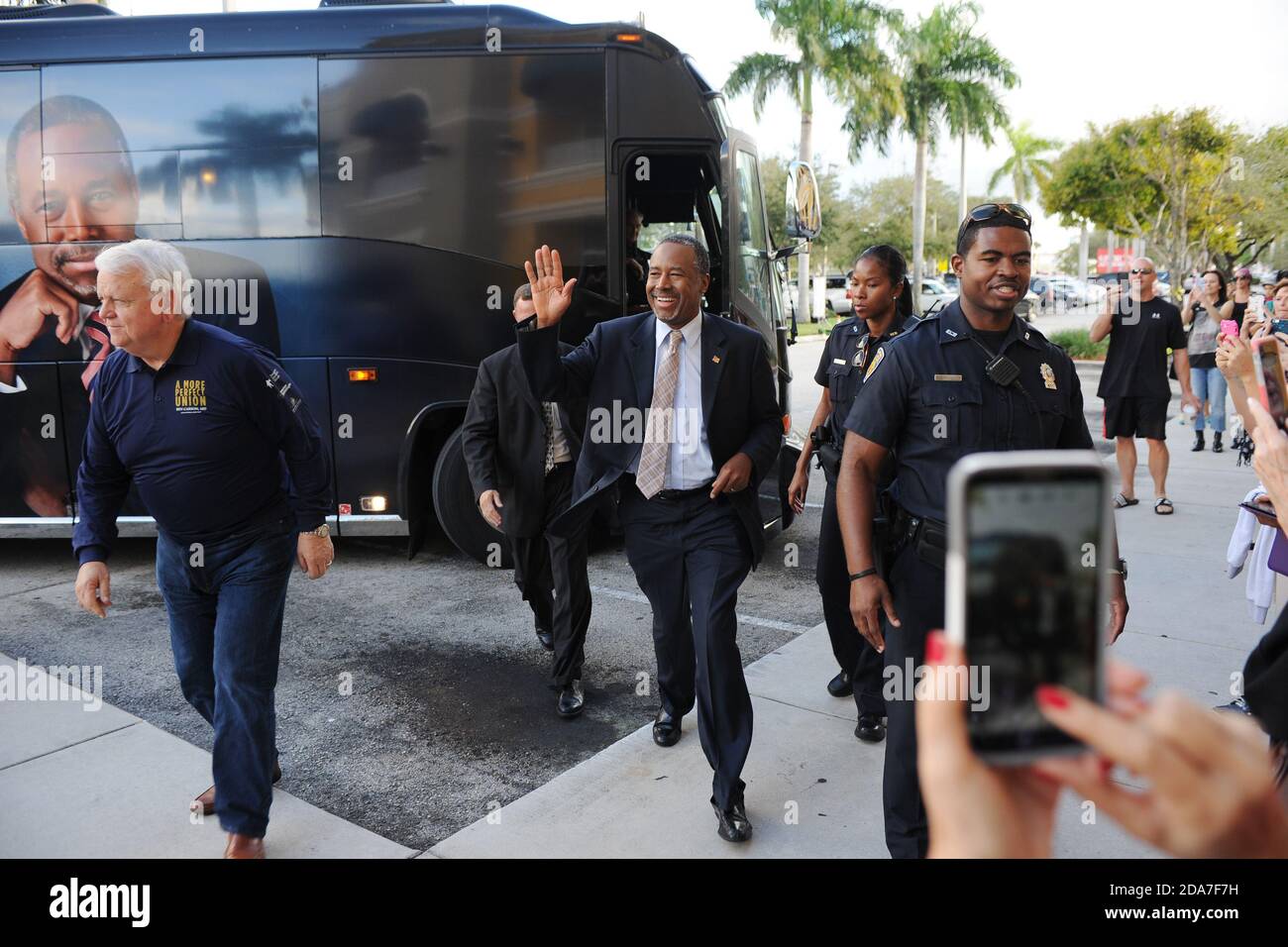 FORT LAUDERDALE FL - NOVEMBER 05: Präsidentschaftskandidat Dr. Ben Carson nimmt an einer Buchunterzeichnung bei Barnes and Noble Teil, wo er am 5. November 2015 in Fort Lauderdale, Florida, Kopien seines Buches "A More Perfect Union" unterschrieb Menschen: Dr. Ben Carson Kredit: Storms Media Group/Alamy Live News Stockfoto