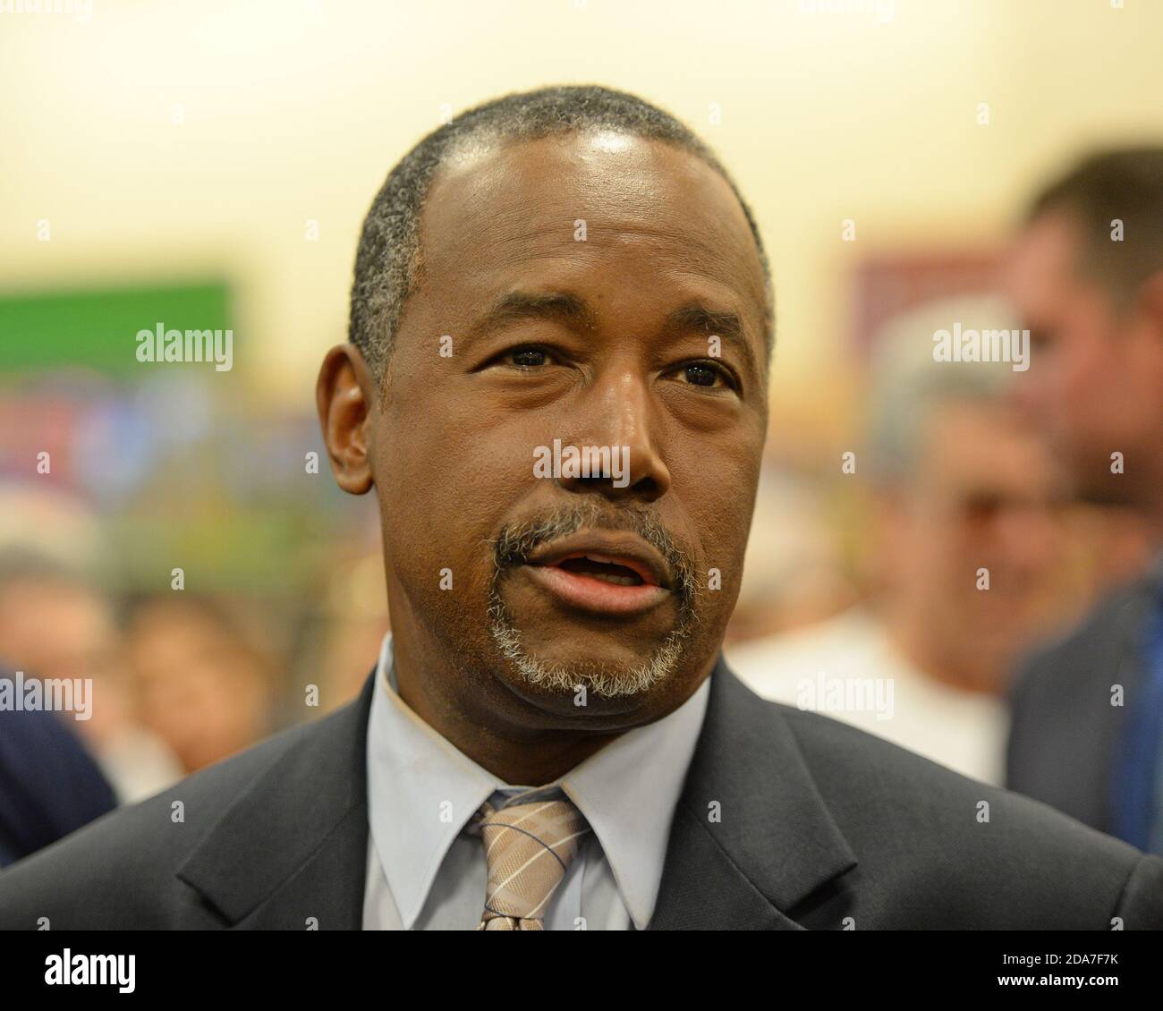FORT LAUDERDALE FL - NOVEMBER 05: Präsidentschaftskandidat Dr. Ben Carson nimmt an einer Buchunterzeichnung bei Barnes and Noble Teil, wo er am 5. November 2015 in Fort Lauderdale, Florida, Kopien seines Buches "A More Perfect Union" unterschrieb Menschen: Dr. Ben Carson Kredit: Storms Media Group/Alamy Live News Stockfoto