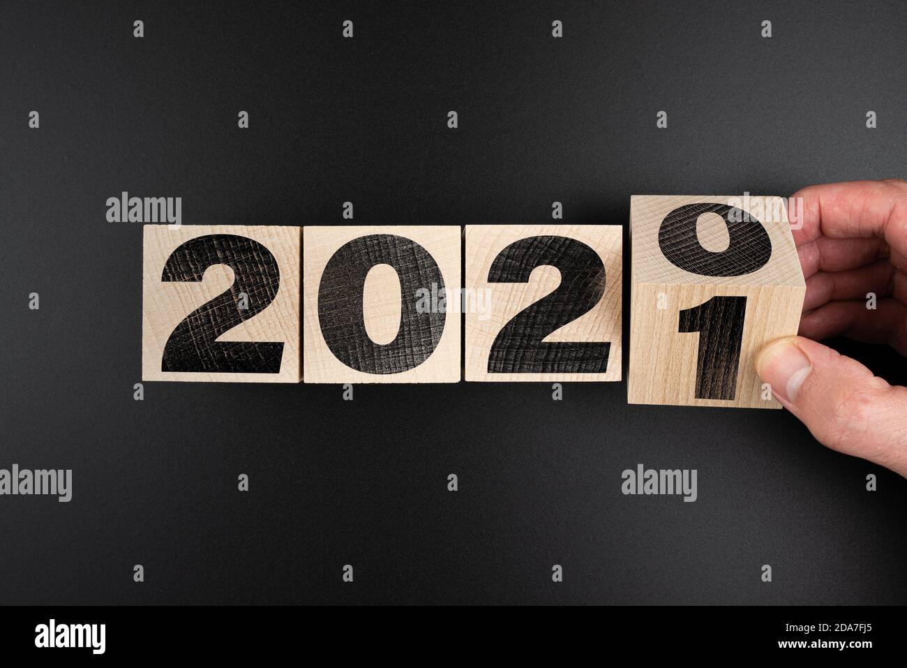 Drehjahr 2020 bis 2021 auf Holzblöcken, Neujahr Konzept Stockfoto