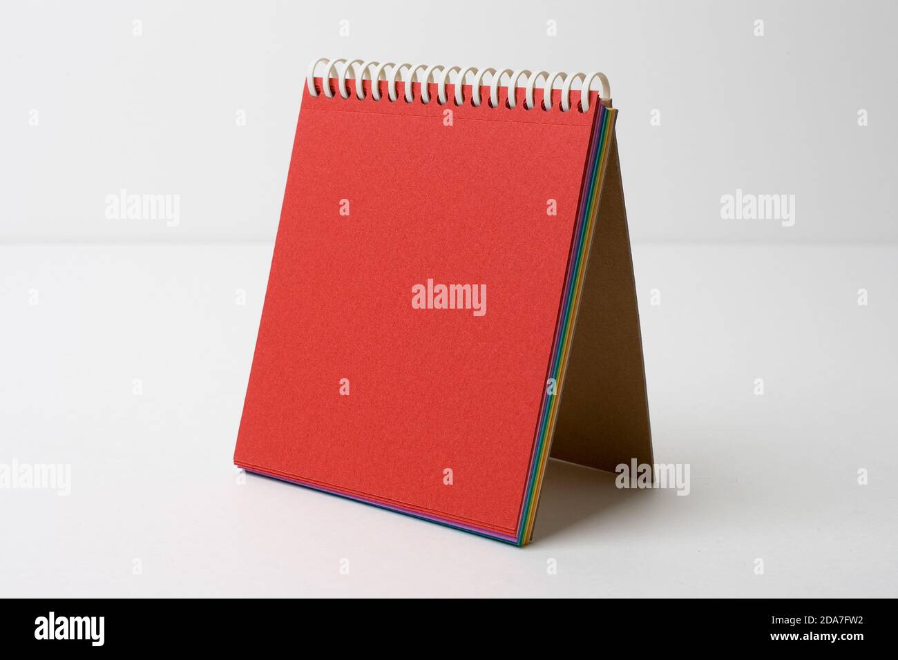 Notebook mit farbigen Seiten Standbild vor einem weißen Hintergrund macht es einfacher, als Ausschnitt zu verwenden. 12. Januar 2009. Foto: Neil Turner Stockfoto