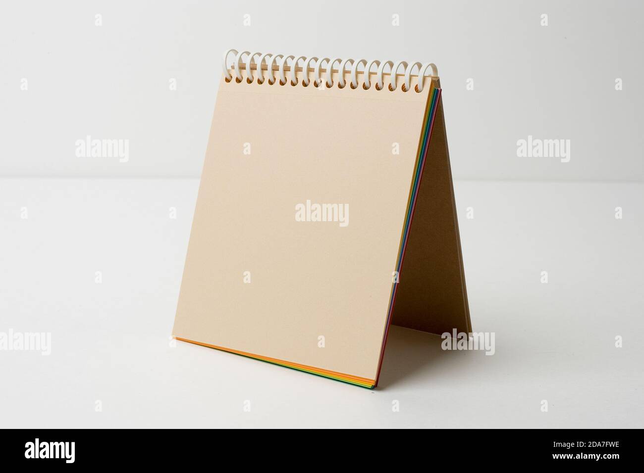 Notebook mit farbigen Seiten Standbild vor einem weißen Hintergrund macht es einfacher, als Ausschnitt zu verwenden. 12. Januar 2009. Foto: Neil Turner Stockfoto
