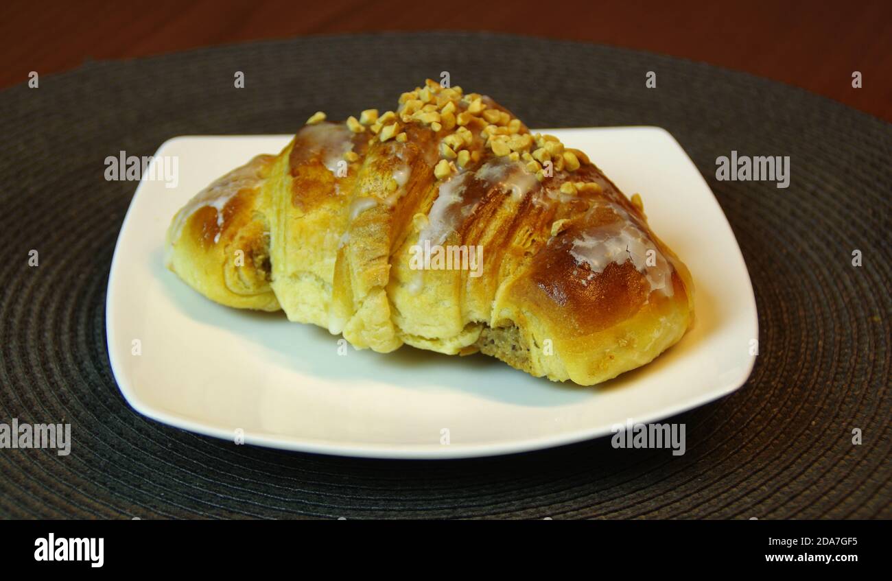 Rogal Swietomarcinski süßes Gebäck. Traditionelle polnische St. Martins-Kuchen. Typische Poznan Bäckerei. November regionale Küche. Stockfoto