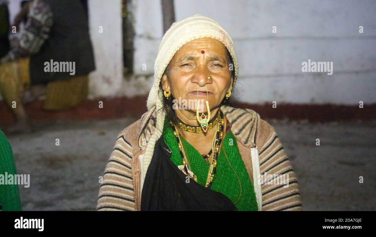 Chamoli, Uttarakhand, Indien, Mai 05 2014, Stammesfrau mit traditionellem Kleid und Schmuck. In Himalaya-Staaten wie Jammu, Kaschmir, Uttarakhand, Himanchal etc. Stockfoto