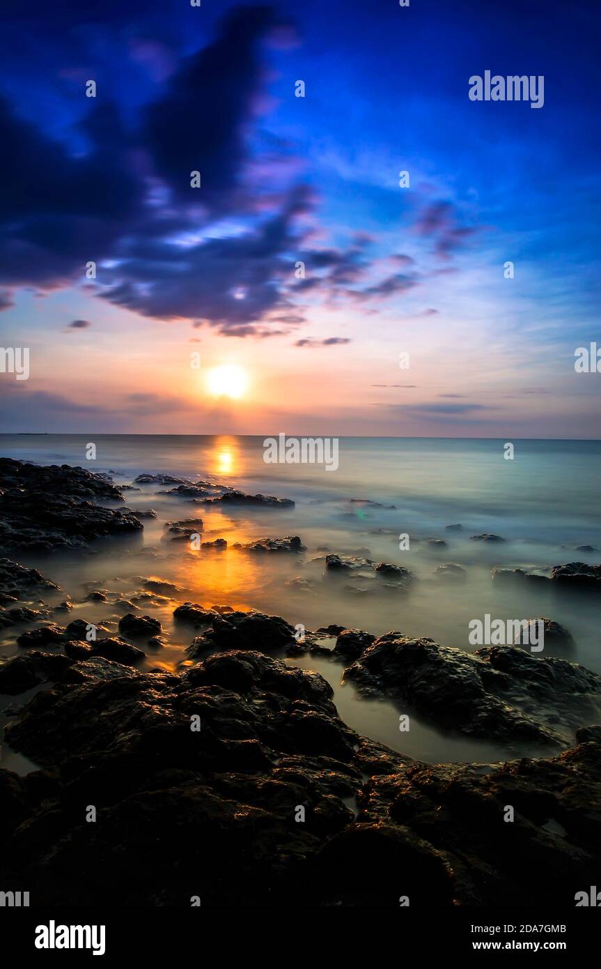Sonnenuntergang oder Sonnenaufgang am Strand Stockfoto